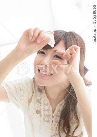 目薬・若い女性 15528668