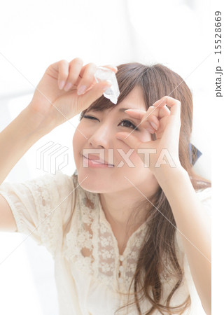 目薬・若い女性 15528669