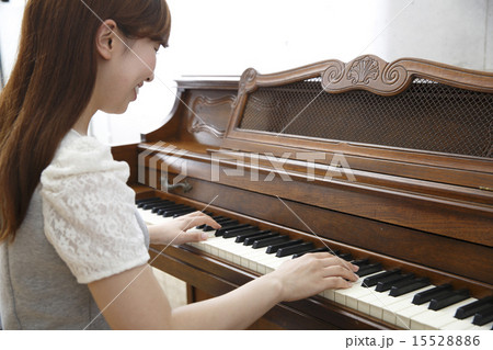 ピアノ弾く若い女性 15528886