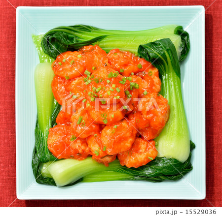 エビチリソース炒め（海老チリ）、ゆで青梗菜添え。 15529036