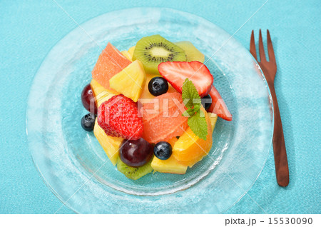 夏のさわやかな朝食のカットフルーツのイメージ の写真素材