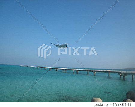 沖縄の海と青空の中の飛行機 15530141