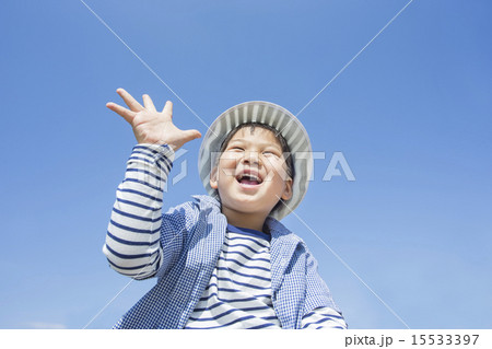 青空と手を振る子供 青空と手を振る子供 15533397