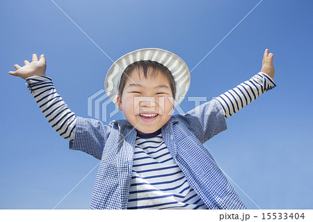 青空と元気な子供 15533404