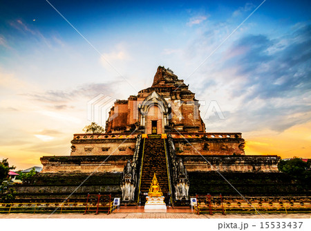 Ancient pagoda at Wat Chedi Luang temple. Ancient pagoda at Wat Chedi Luang temple. 15533437