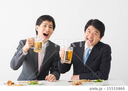 上機嫌で乾杯するサラリーマン 15533860