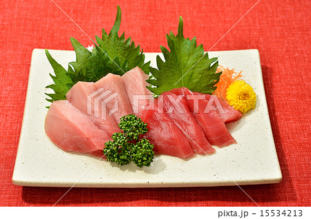 注意）切り身にレタッチ痕が残ります。本マグロ（中トロ／赤身）の刺身。 15534213