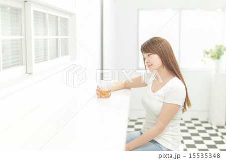 ウイスキー・バーボンを持った女性 イメージ 15535348