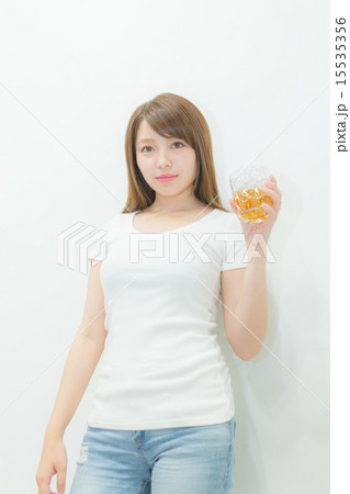 ウイスキー・バーボンを持った女性 イメージ 15535356