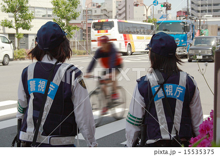道路を見守る婦警たちの写真素材
