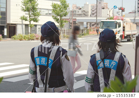 歩行者を見守る婦警たち 15535387