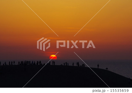 鳥取砂丘の夕日 鳥取砂丘の夕日 15535659