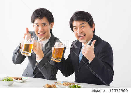 乾杯するサラリーマンの写真素材