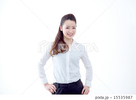 若い女性　20代　白バック　ヘアモデル 15535987