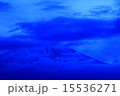 夕闇の空に覗く富士山 15536271