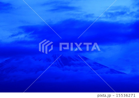 夕闇の空に覗く富士山 15536271