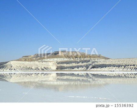 カザフスタンの絶景　トズバエル塩湖 15536392