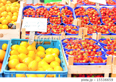 市場の果物 15536659