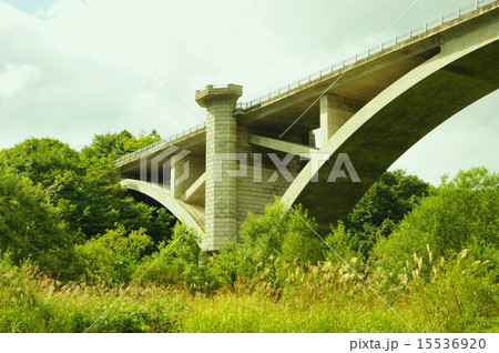 人通りのない橋 15536920