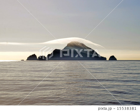 鵜渡根島の笠雲 15538381