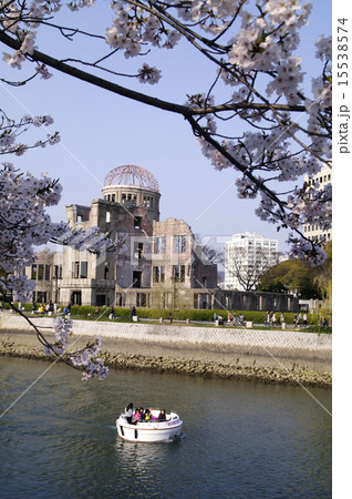 原爆ドームと春の風景 原爆ドームと春の風景 15538574