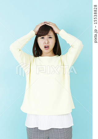 頭を抱える女性　　　　　 15538828