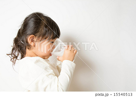 コップ 飲む 女の子の写真素材