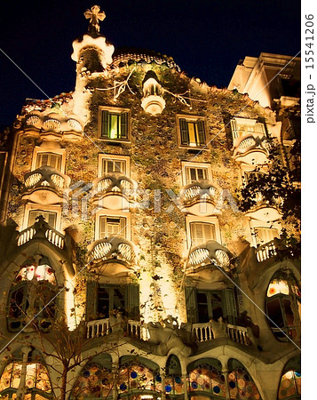 スペイン バルセロナ カサバトリョの夜景の写真素材