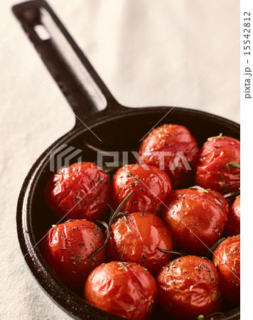 Grilled cherry tomatoes and cast iron pot 15542812