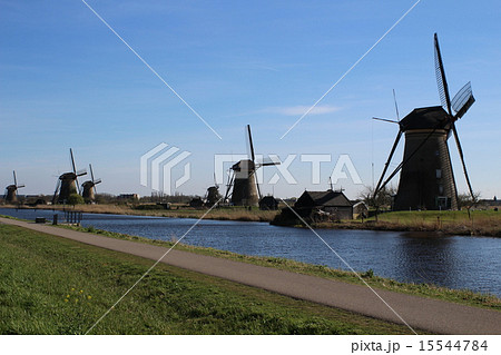 キンデルダイクの風車群 オランダの写真素材