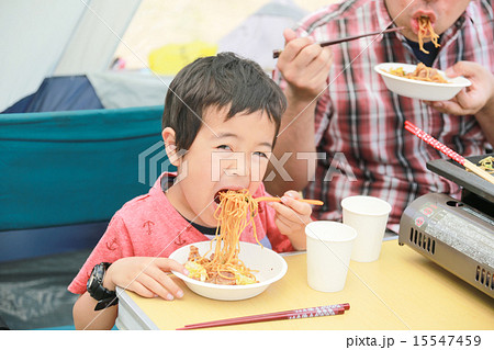 焼きそばを食べる親子の写真素材 15547459 Pixta