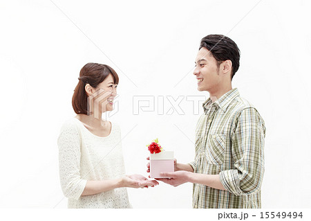 プレゼントを渡すカップルの写真素材