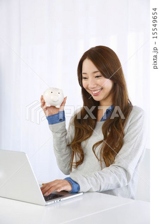貯金箱を持つ女性 貯金箱を持つ女性 15549654