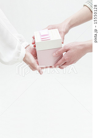 プレゼントを渡す　手のアップ 15550128