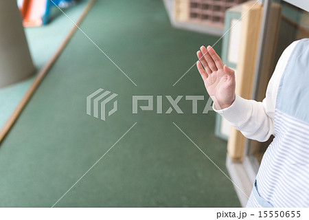 手を振る保育士、保育園での別れのシーン 手を振る保育士、保育園での別れのシーン 15550655