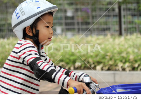 自転車に乗る幼児(5歳児) 自転車に乗る幼児(5歳児) 15551775