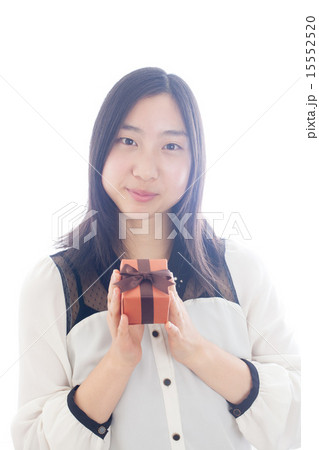 プレゼントを持った若い女性 プレゼントを持った若い女性 15552520