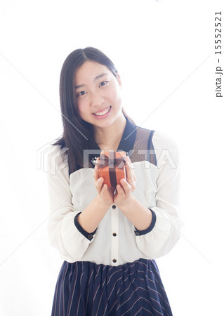 プレゼントを持った若い女性 プレゼントを持った若い女性 15552521