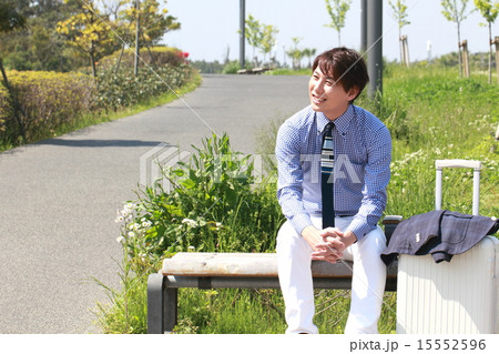 男性1人 (ビジカジ 出張 キャリーケース トランク ビジネスマン 仕事 旅行) 男性1人 (ビジカジ 出張 キャリーケース トランク ビジネスマン 仕事 旅行) 15552596