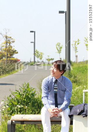 男性1人 (ビジカジ 出張 キャリーケース トランク ビジネスマン 仕事 旅行) 男性1人 (ビジカジ 出張 キャリーケース トランク ビジネスマン 仕事 旅行) 15552597