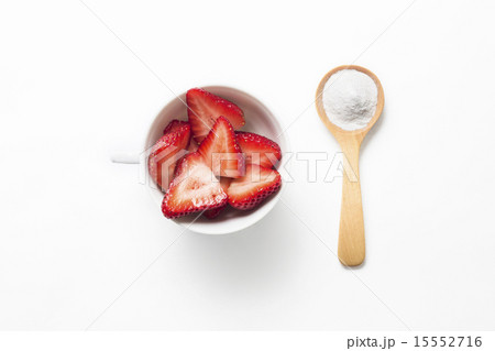 Strawberries and baking soda 15552716