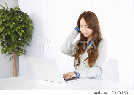 パソコン　女性　困る 15553859