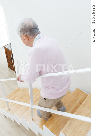 階段を下る老人 15556535