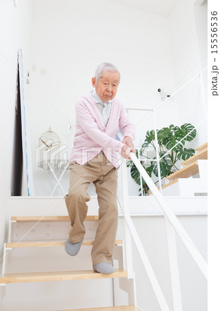 階段を下る老人 15556536