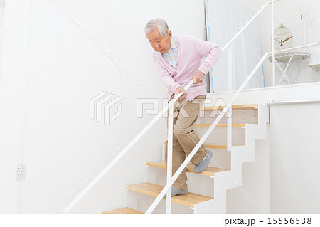 階段を下る老人 15556538