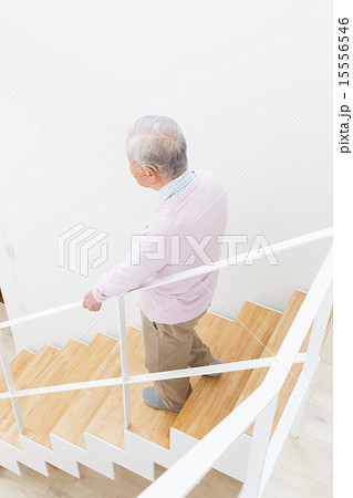 階段を下る老人 15556546