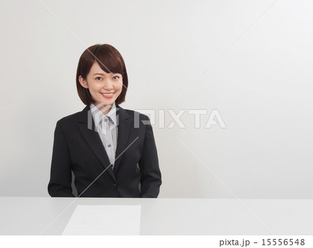面接を受ける女性 15556548
