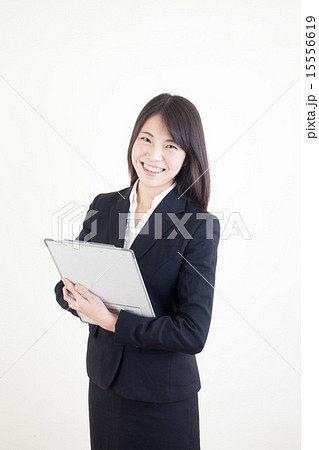 ボードを持った若い女性 15556619