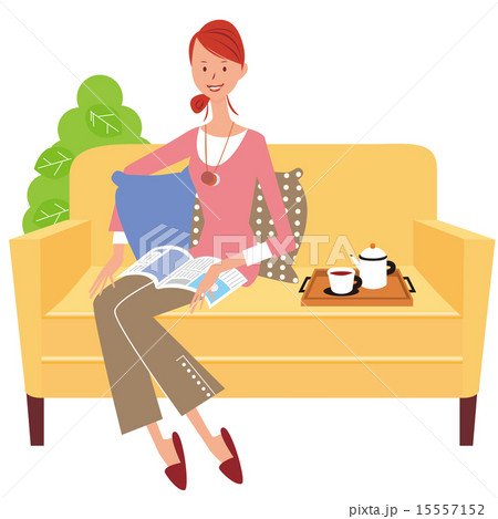 黄色のソファーでくつろぐスリムな女性のイラスト素材