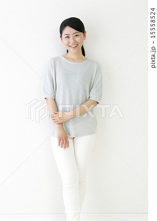 笑顔の女性　　　　 15558524